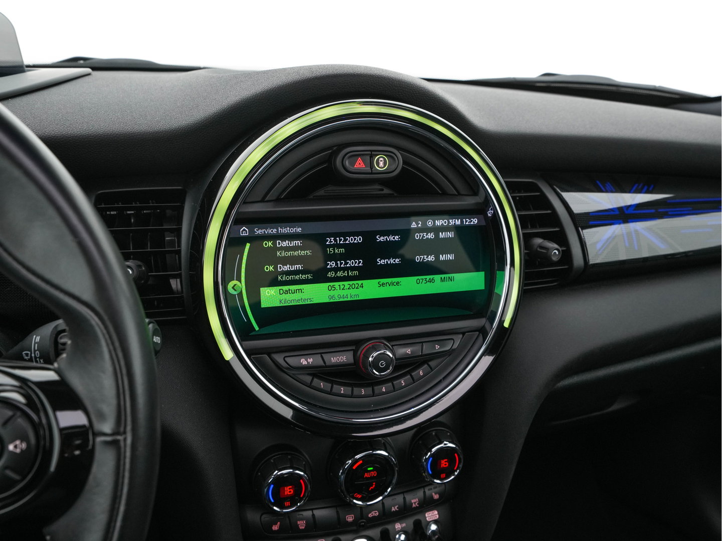 MINI Electric Yours 33 kWh [ 3-Fase-11kW ] {SoH-97%} (INCL-BTW) Aut. *HEATPUMP | PANO | LEATHER | DIGI-COCKPIT | HEAD-UP | FULL-LED | NAVI-FULLMAP | HEATED-SPORTSEATS | DAB | CRUISE | HARMAN/KARDON | CAMERA | KEYLESS | AMBIENTLIGHT | 17"ALU*