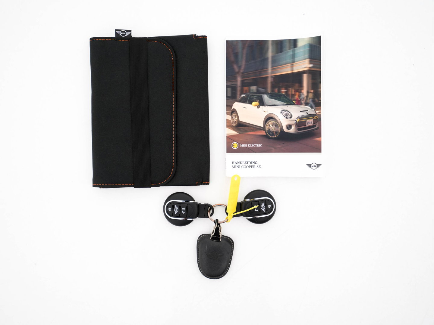 MINI Electric Yours 33 kWh [ 3-Fase-11kW ] {SoH-97%} (INCL-BTW) Aut. *HEATPUMP | PANO | LEATHER | DIGI-COCKPIT | HEAD-UP | FULL-LED | NAVI-FULLMAP | HEATED-SPORTSEATS | DAB | CRUISE | HARMAN/KARDON | CAMERA | KEYLESS | AMBIENTLIGHT | 17"ALU*