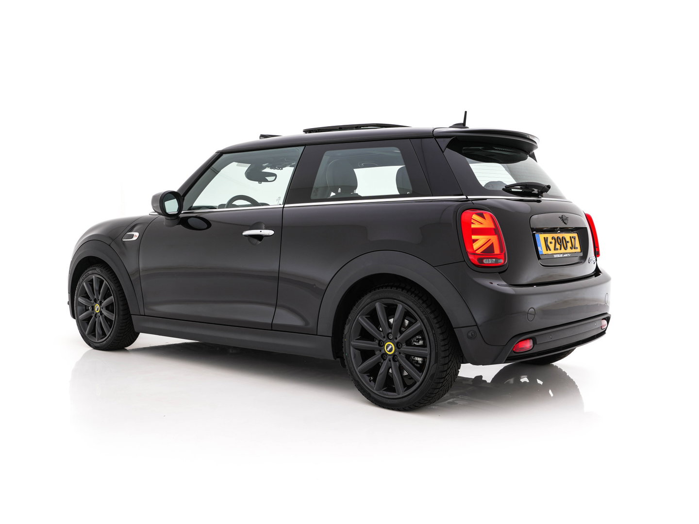 MINI Electric Yours 33 kWh [ 3-Fase-11kW ] {SoH-97%} (INCL-BTW) Aut. *HEATPUMP | PANO | LEATHER | DIGI-COCKPIT | HEAD-UP | FULL-LED | NAVI-FULLMAP | HEATED-SPORTSEATS | DAB | CRUISE | HARMAN/KARDON | CAMERA | KEYLESS | AMBIENTLIGHT | 17"ALU*