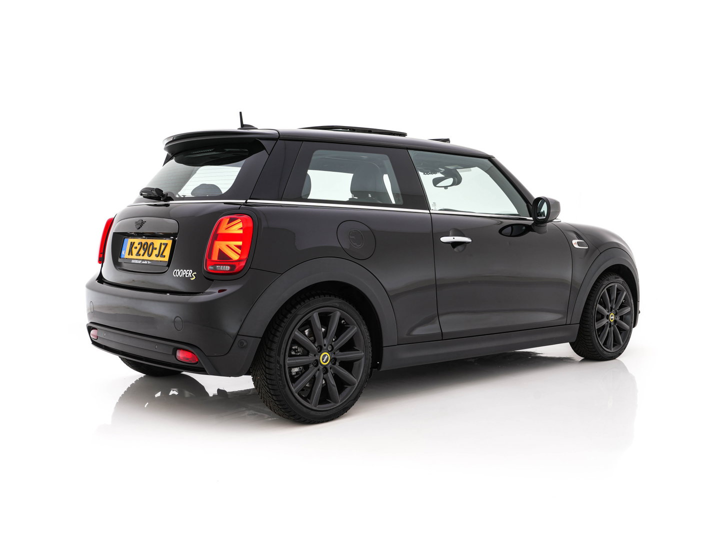 MINI Electric Yours 33 kWh [ 3-Fase-11kW ] {SoH-97%} (INCL-BTW) Aut. *HEATPUMP | PANO | LEATHER | DIGI-COCKPIT | HEAD-UP | FULL-LED | NAVI-FULLMAP | HEATED-SPORTSEATS | DAB | CRUISE | HARMAN/KARDON | CAMERA | KEYLESS | AMBIENTLIGHT | 17"ALU*