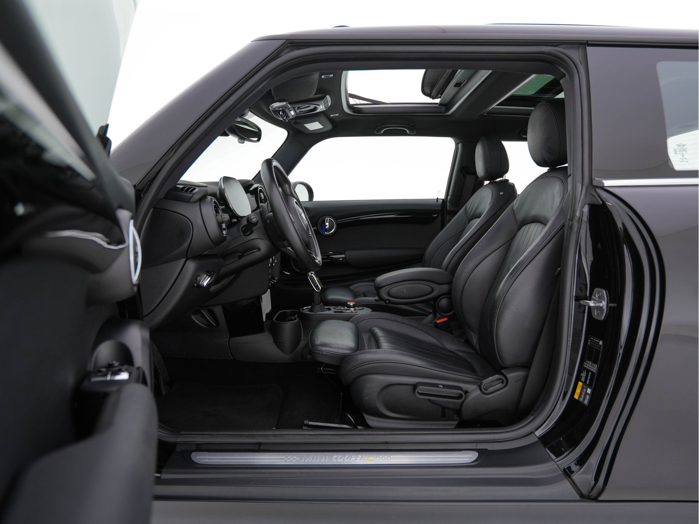 MINI Electric Yours 33 kWh [ 3-Fase-11kW ] {SoH-97%} (INCL-BTW) Aut. *HEATPUMP | PANO | LEATHER | DIGI-COCKPIT | HEAD-UP | FULL-LED | NAVI-FULLMAP | HEATED-SPORTSEATS | DAB | CRUISE | HARMAN/KARDON | CAMERA | KEYLESS | AMBIENTLIGHT | 17"ALU*