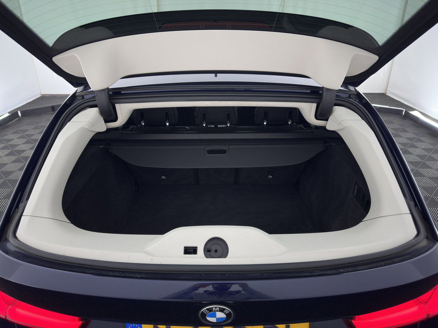 BMW 3 Serie Touring 320e Business Edition Plus (Plug-in) (INCL.BTW) *PANO | LASER-LIGHT | LEATHER | HEATED-SPORTSEATS | HIFI-SOUND | KEYLESS | DIGI-COCKPIT | NAVI-FULLMAP | DAB | AMBIENT-LIGHT | PRIVACY-GLASS | ECC | PDC | CRUISE | 19''ALU | TOWBAR