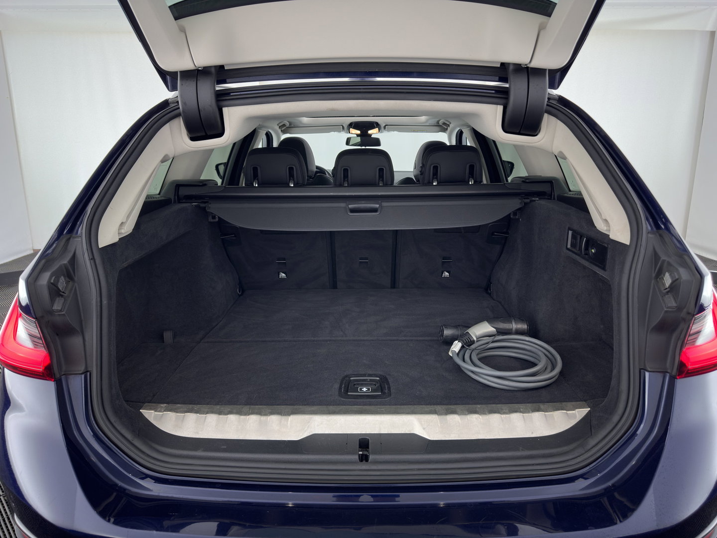 BMW 3 Serie Touring 320e Business Edition Plus (Plug-in) (INCL.BTW) *PANO | LASER-LIGHT | LEATHER | HEATED-SPORTSEATS | HIFI-SOUND | KEYLESS | DIGI-COCKPIT | NAVI-FULLMAP | DAB | AMBIENT-LIGHT | PRIVACY-GLASS | ECC | PDC | CRUISE | 19''ALU | TOWBAR