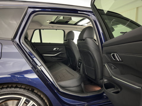 BMW 3 Serie Touring 320e Business Edition Plus (Plug-in) (INCL.BTW) *PANO | LASER-LIGHT | LEATHER | HEATED-SPORTSEATS | HIFI-SOUND | KEYLESS | DIGI-COCKPIT | NAVI-FULLMAP | DAB | AMBIENT-LIGHT | PRIVACY-GLASS | ECC | PDC | CRUISE | 19''ALU | TOWBAR