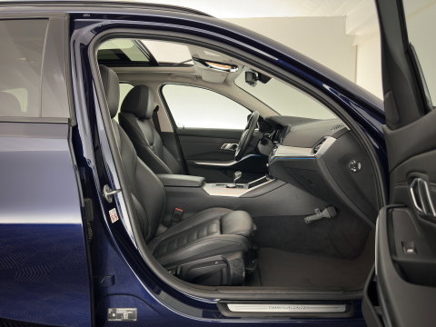 BMW 3 Serie Touring 320e Business Edition Plus (Plug-in) (INCL.BTW) *PANO | LASER-LIGHT | LEATHER | HEATED-SPORTSEATS | HIFI-SOUND | KEYLESS | DIGI-COCKPIT | NAVI-FULLMAP | DAB | AMBIENT-LIGHT | PRIVACY-GLASS | ECC | PDC | CRUISE | 19''ALU | TOWBAR