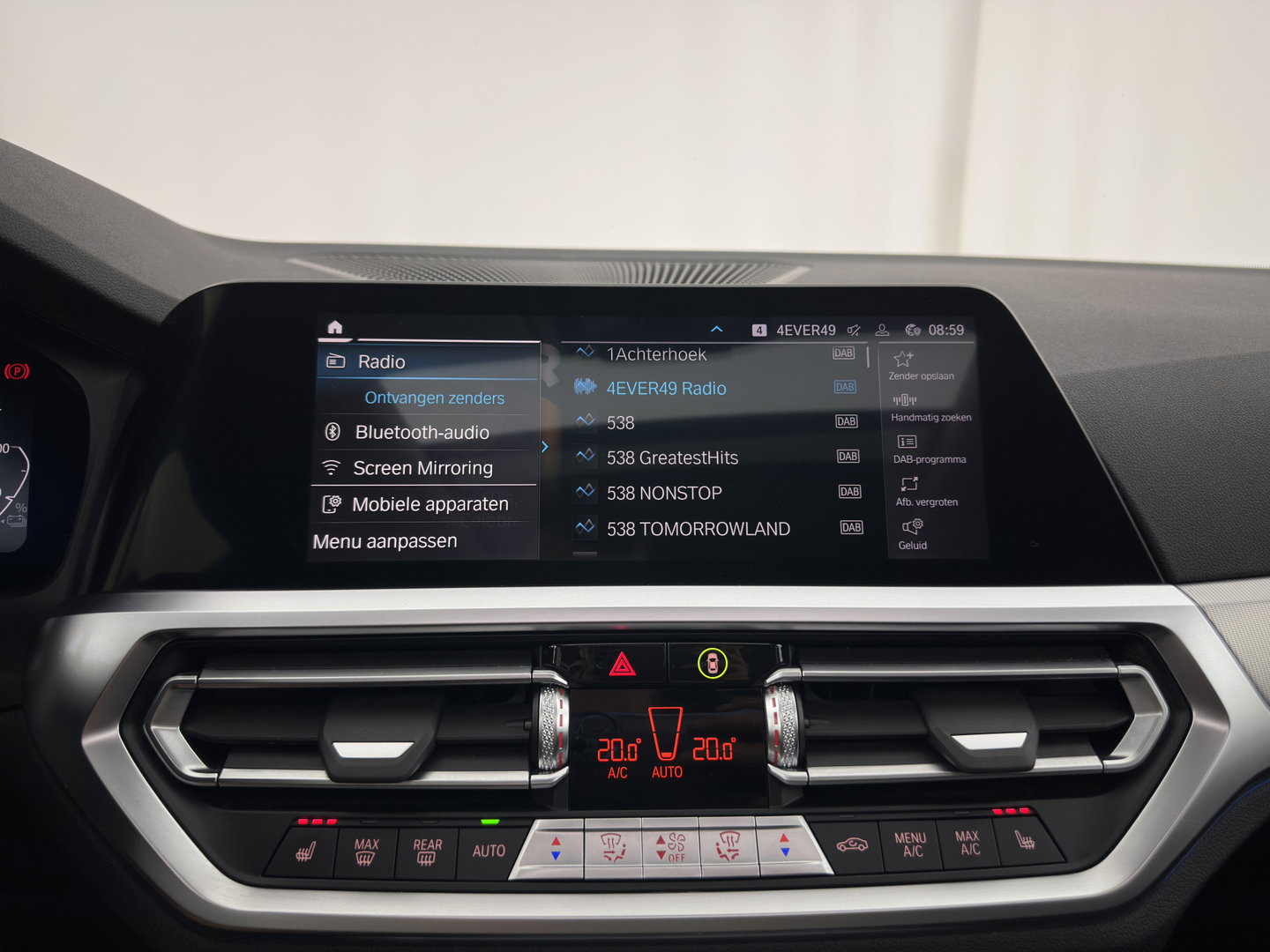 BMW 3 Serie Touring 320e Business Edition Plus (Plug-in) (INCL.BTW) *PANO | LASER-LIGHT | LEATHER | HEATED-SPORTSEATS | HIFI-SOUND | KEYLESS | DIGI-COCKPIT | NAVI-FULLMAP | DAB | AMBIENT-LIGHT | PRIVACY-GLASS | ECC | PDC | CRUISE | 19''ALU | TOWBAR