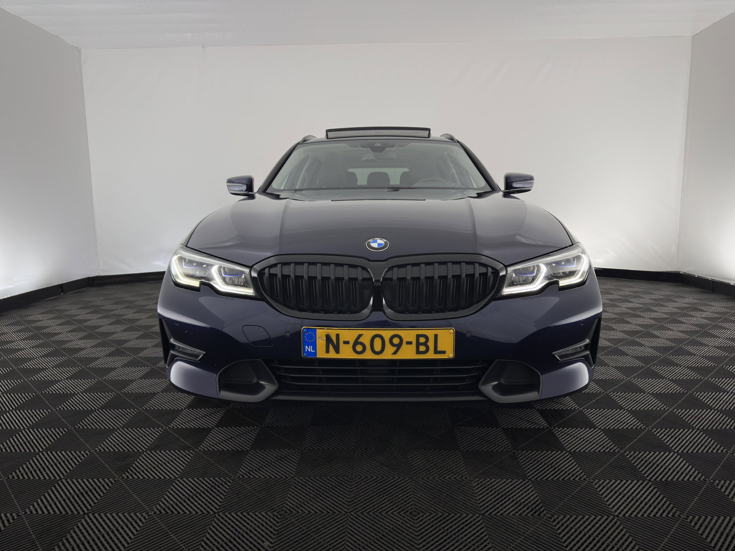 BMW 3 Serie Touring 320e Business Edition Plus (Plug-in) (INCL.BTW) *PANO | LASER-LIGHT | LEATHER | HEATED-SPORTSEATS | HIFI-SOUND | KEYLESS | DIGI-COCKPIT | NAVI-FULLMAP | DAB | AMBIENT-LIGHT | PRIVACY-GLASS | ECC | PDC | CRUISE | 19''ALU | TOWBAR