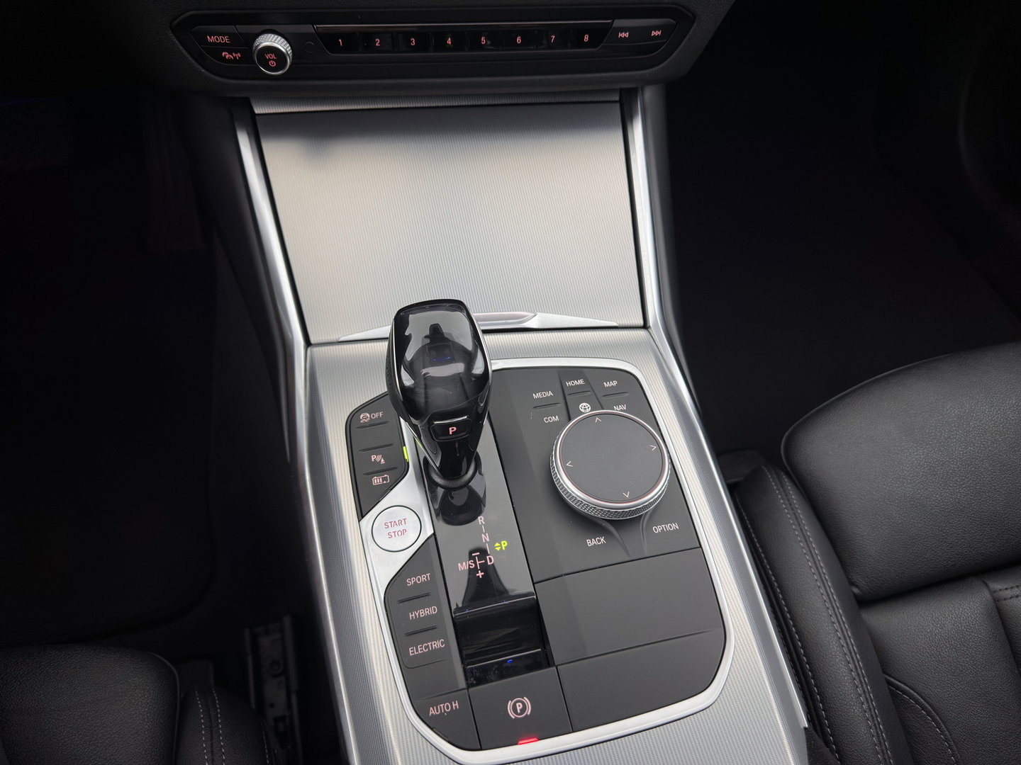 BMW 3 Serie Touring 320e Business Edition Plus (Plug-in) (INCL.BTW) *PANO | LASER-LIGHT | LEATHER | HEATED-SPORTSEATS | HIFI-SOUND | KEYLESS | DIGI-COCKPIT | NAVI-FULLMAP | DAB | AMBIENT-LIGHT | PRIVACY-GLASS | ECC | PDC | CRUISE | 19''ALU | TOWBAR