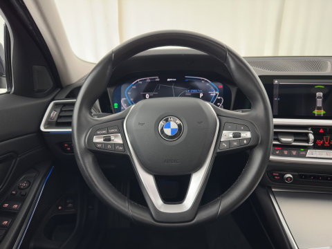 BMW 3 Serie Touring 320e Business Edition Plus (Plug-in) (INCL.BTW) *PANO | LASER-LIGHT | LEATHER | HEATED-SPORTSEATS | HIFI-SOUND | KEYLESS | DIGI-COCKPIT | NAVI-FULLMAP | DAB | AMBIENT-LIGHT | PRIVACY-GLASS | ECC | PDC | CRUISE | 19''ALU | TOWBAR