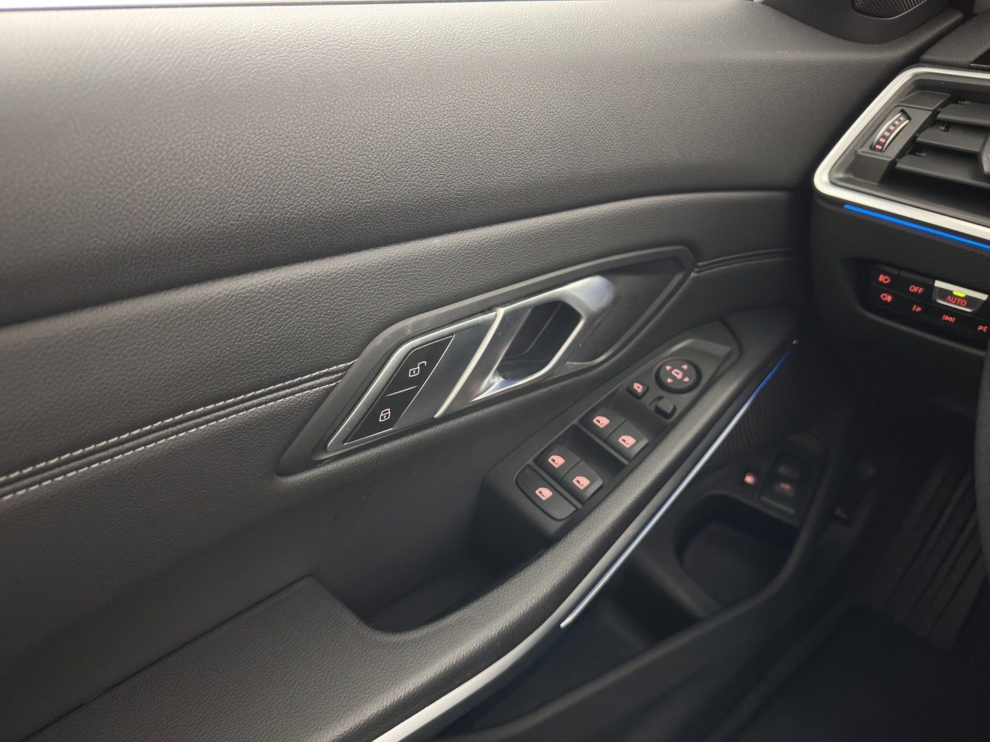 BMW 3 Serie Touring 320e Business Edition Plus (Plug-in) (INCL.BTW) *PANO | LASER-LIGHT | LEATHER | HEATED-SPORTSEATS | HIFI-SOUND | KEYLESS | DIGI-COCKPIT | NAVI-FULLMAP | DAB | AMBIENT-LIGHT | PRIVACY-GLASS | ECC | PDC | CRUISE | 19''ALU | TOWBAR
