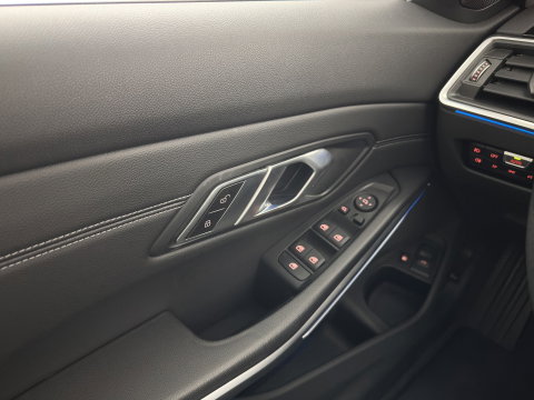 BMW 3 Serie Touring 320e Business Edition Plus (Plug-in) (INCL.BTW) *PANO | LASER-LIGHT | LEATHER | HEATED-SPORTSEATS | HIFI-SOUND | KEYLESS | DIGI-COCKPIT | NAVI-FULLMAP | DAB | AMBIENT-LIGHT | PRIVACY-GLASS | ECC | PDC | CRUISE | 19''ALU | TOWBAR