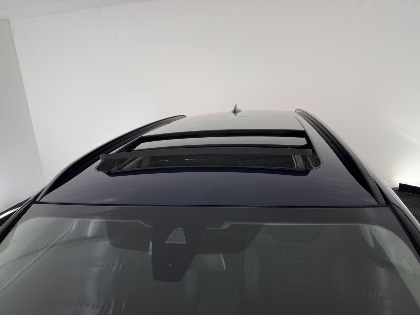BMW 3 Serie Touring 320e Business Edition Plus (Plug-in) (INCL.BTW) *PANO | LASER-LIGHT | LEATHER | HEATED-SPORTSEATS | HIFI-SOUND | KEYLESS | DIGI-COCKPIT | NAVI-FULLMAP | DAB | AMBIENT-LIGHT | PRIVACY-GLASS | ECC | PDC | CRUISE | 19''ALU | TOWBAR