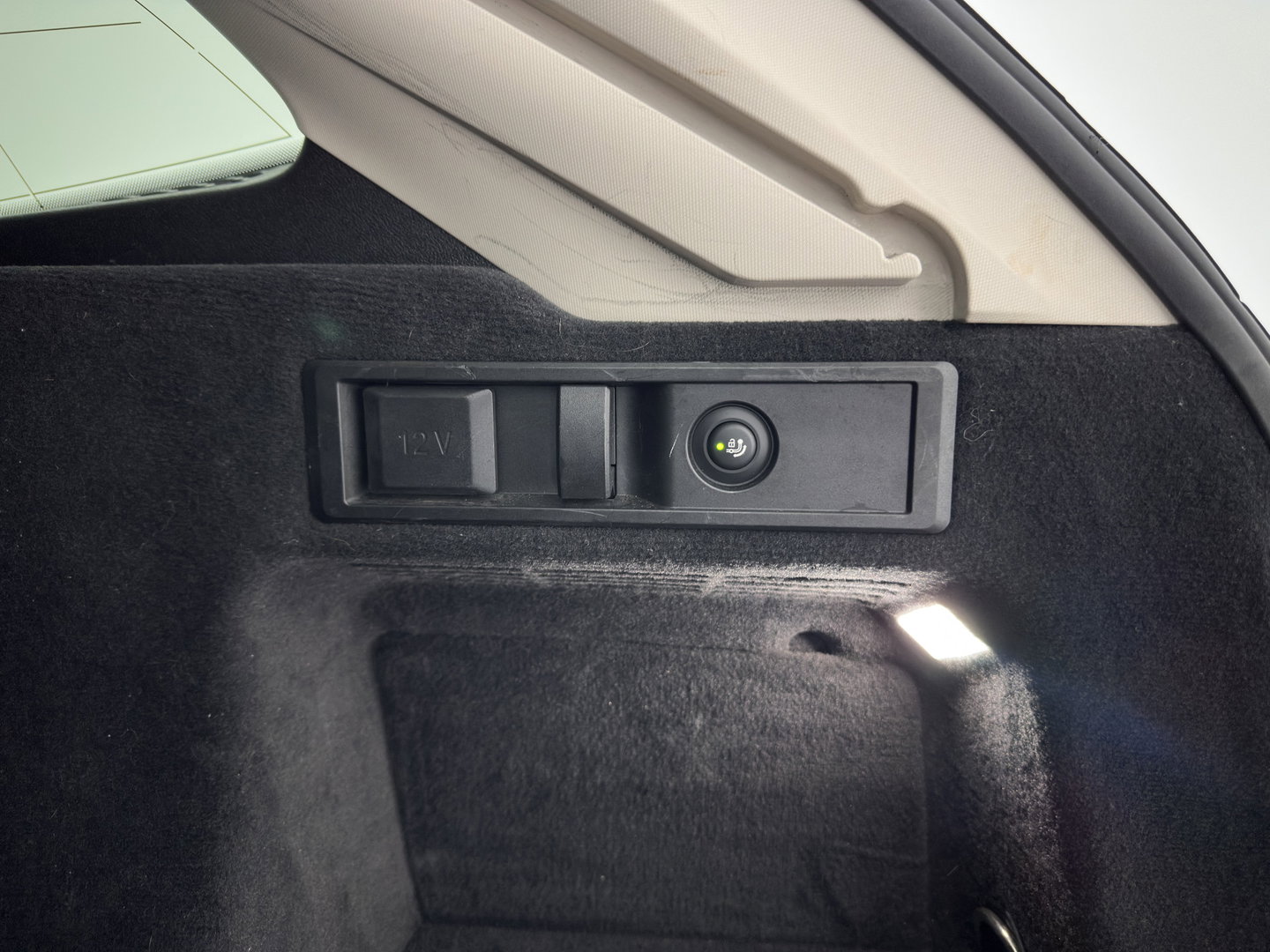 BMW 3 Serie Touring 320e Business Edition Plus (Plug-in) (INCL.BTW) *PANO | LASER-LIGHT | LEATHER | HEATED-SPORTSEATS | HIFI-SOUND | KEYLESS | DIGI-COCKPIT | NAVI-FULLMAP | DAB | AMBIENT-LIGHT | PRIVACY-GLASS | ECC | PDC | CRUISE | 19''ALU | TOWBAR