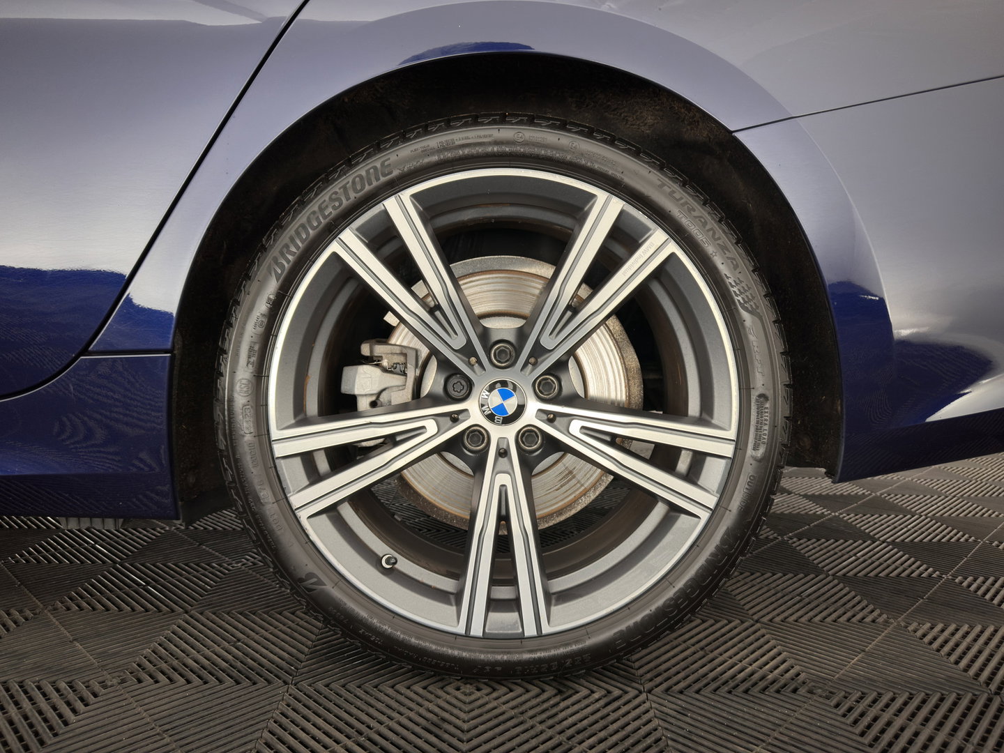BMW 3 Serie Touring 320e Business Edition Plus (Plug-in) (INCL.BTW) *PANO | LASER-LIGHT | LEATHER | HEATED-SPORTSEATS | HIFI-SOUND | KEYLESS | DIGI-COCKPIT | NAVI-FULLMAP | DAB | AMBIENT-LIGHT | PRIVACY-GLASS | ECC | PDC | CRUISE | 19''ALU | TOWBAR