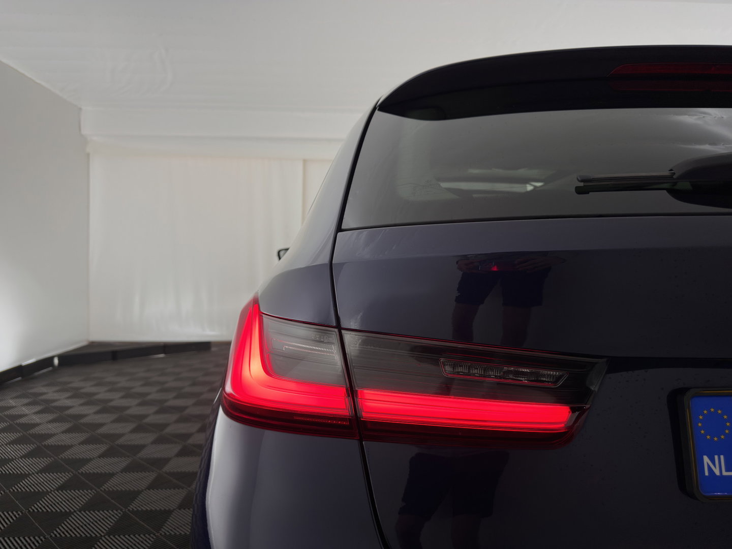BMW 3 Serie Touring 320e Business Edition Plus (Plug-in) (INCL.BTW) *PANO | LASER-LIGHT | LEATHER | HEATED-SPORTSEATS | HIFI-SOUND | KEYLESS | DIGI-COCKPIT | NAVI-FULLMAP | DAB | AMBIENT-LIGHT | PRIVACY-GLASS | ECC | PDC | CRUISE | 19''ALU | TOWBAR