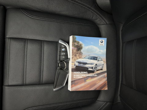 BMW 3 Serie Touring 320e Business Edition Plus (Plug-in) (INCL.BTW) *PANO | LASER-LIGHT | LEATHER | HEATED-SPORTSEATS | HIFI-SOUND | KEYLESS | DIGI-COCKPIT | NAVI-FULLMAP | DAB | AMBIENT-LIGHT | PRIVACY-GLASS | ECC | PDC | CRUISE | 19''ALU | TOWBAR