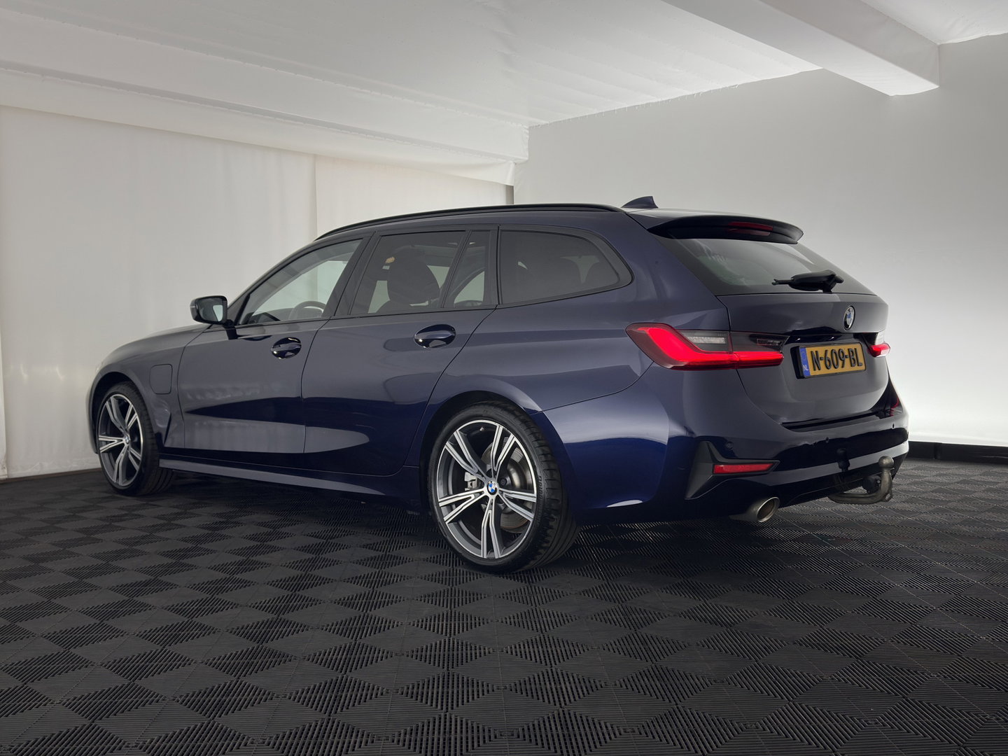 BMW 3 Serie Touring 320e Business Edition Plus (Plug-in) (INCL.BTW) *PANO | LASER-LIGHT | LEATHER | HEATED-SPORTSEATS | HIFI-SOUND | KEYLESS | DIGI-COCKPIT | NAVI-FULLMAP | DAB | AMBIENT-LIGHT | PRIVACY-GLASS | ECC | PDC | CRUISE | 19''ALU | TOWBAR
