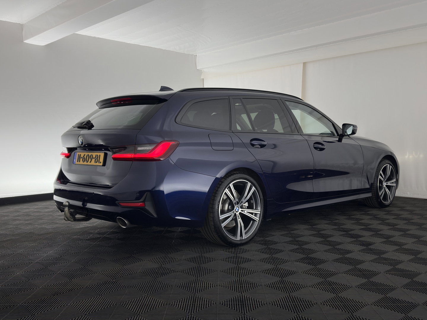 BMW 3 Serie Touring 320e Business Edition Plus (Plug-in) (INCL.BTW) *PANO | LASER-LIGHT | LEATHER | HEATED-SPORTSEATS | HIFI-SOUND | KEYLESS | DIGI-COCKPIT | NAVI-FULLMAP | DAB | AMBIENT-LIGHT | PRIVACY-GLASS | ECC | PDC | CRUISE | 19''ALU | TOWBAR