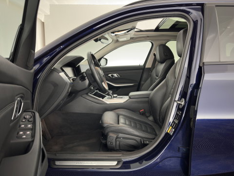 BMW 3 Serie Touring 320e Business Edition Plus (Plug-in) (INCL.BTW) *PANO | LASER-LIGHT | LEATHER | HEATED-SPORTSEATS | HIFI-SOUND | KEYLESS | DIGI-COCKPIT | NAVI-FULLMAP | DAB | AMBIENT-LIGHT | PRIVACY-GLASS | ECC | PDC | CRUISE | 19''ALU | TOWBAR
