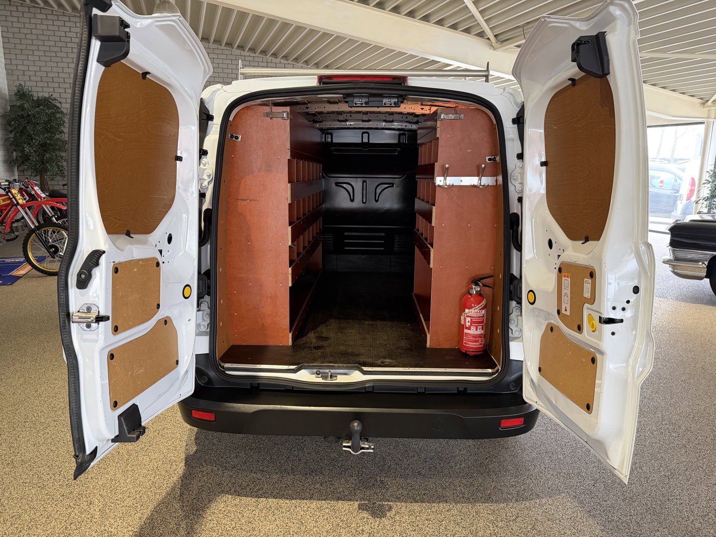 Ford Transit Connect 1.5 EcoBlue 100pk L2 Trend HP / vaste prijs rijklaar € 12.950 ex btw / lease vanaf € 218 / euro 6 / bpm vrij / airco / cruise / trekhaak / ingerichte laadruimte