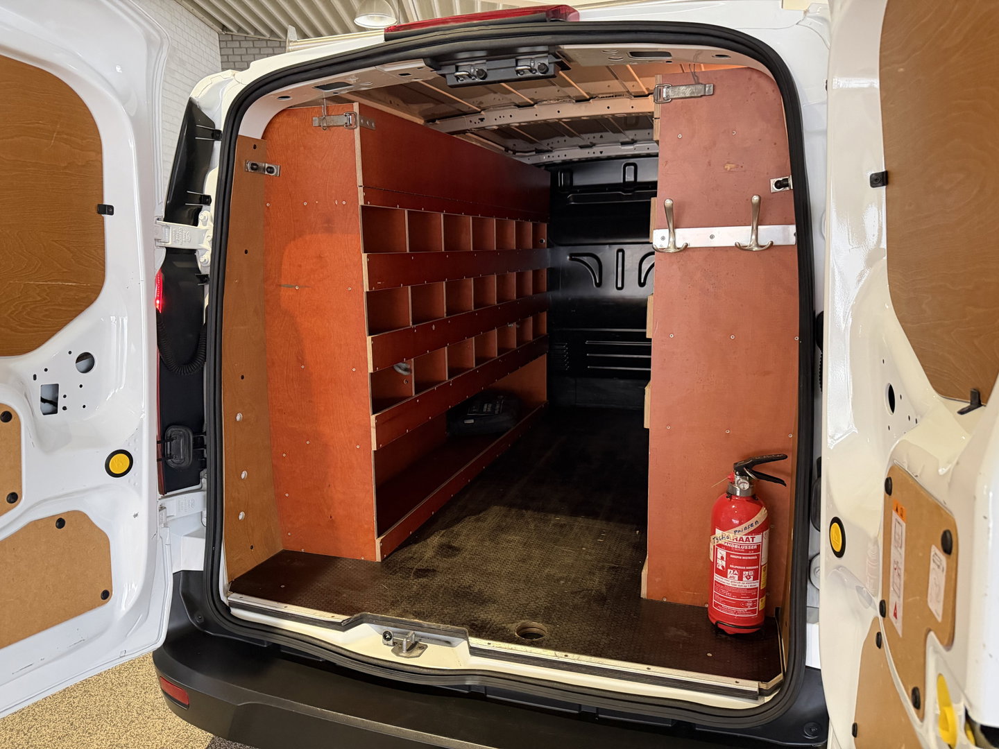 Ford Transit Connect 1.5 EcoBlue 100pk L2 Trend HP / vaste prijs rijklaar € 12.950 ex btw / lease vanaf € 218 / euro 6 / bpm vrij / airco / cruise / trekhaak / ingerichte laadruimte