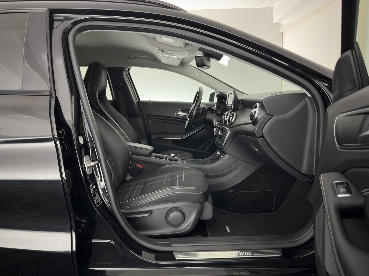 Mercedes-Benz GLA 200 CDI Edition 1 Aut. *LEATHER-FABRIC | XENON | SPORT-SEATS | CAMERA | NAVI-FULLMAP | PRIVACY-GLASS | SHIFTPADDLES | ECC | PDC | CRUISE | 18''ALU | TOWBAR*