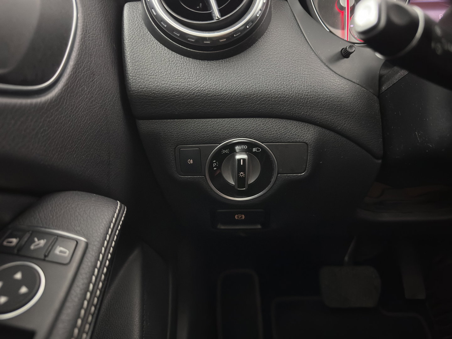 Mercedes-Benz GLA 200 CDI Edition 1 Aut. *LEATHER-FABRIC | XENON | SPORT-SEATS | CAMERA | NAVI-FULLMAP | PRIVACY-GLASS | SHIFTPADDLES | ECC | PDC | CRUISE | 18''ALU | TOWBAR*