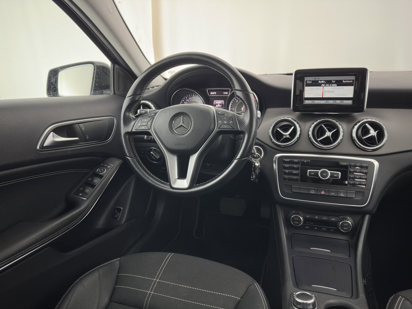 Mercedes-Benz GLA 200 CDI Edition 1 Aut. *LEATHER-FABRIC | XENON | SPORT-SEATS | CAMERA | NAVI-FULLMAP | PRIVACY-GLASS | SHIFTPADDLES | ECC | PDC | CRUISE | 18''ALU | TOWBAR*