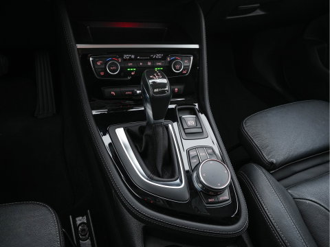 BMW 2 Serie Active Tourer 225xe iPerformance Saphir Edition {SOH-84%} Aut. *LEATHER | HEAD-UP | FULL-LED | HEATED-SPORTSEATS | CAMERA | NAVI-FULLMAP | PRIVACY-GLASS | ECC | PDC | 17''ALU*