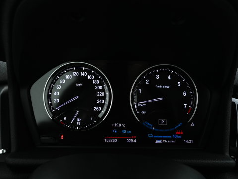 BMW 2 Serie Active Tourer 225xe iPerformance Saphir Edition {SOH-84%} Aut. *LEATHER | HEAD-UP | FULL-LED | HEATED-SPORTSEATS | CAMERA | NAVI-FULLMAP | PRIVACY-GLASS | ECC | PDC | 17''ALU*