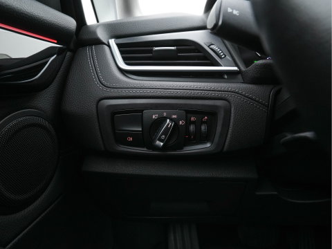 BMW 2 Serie Active Tourer 225xe iPerformance Saphir Edition {SOH-84%} Aut. *LEATHER | HEAD-UP | FULL-LED | HEATED-SPORTSEATS | CAMERA | NAVI-FULLMAP | PRIVACY-GLASS | ECC | PDC | 17''ALU*