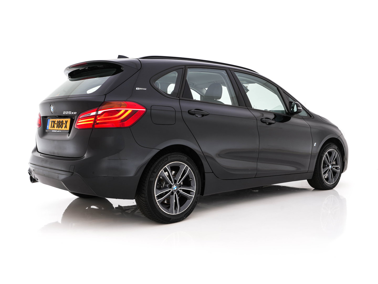 BMW 2 Serie Active Tourer 225xe iPerformance Saphir Edition {SOH-84%} Aut. *LEATHER | HEAD-UP | FULL-LED | HEATED-SPORTSEATS | CAMERA | NAVI-FULLMAP | PRIVACY-GLASS | ECC | PDC | 17''ALU*