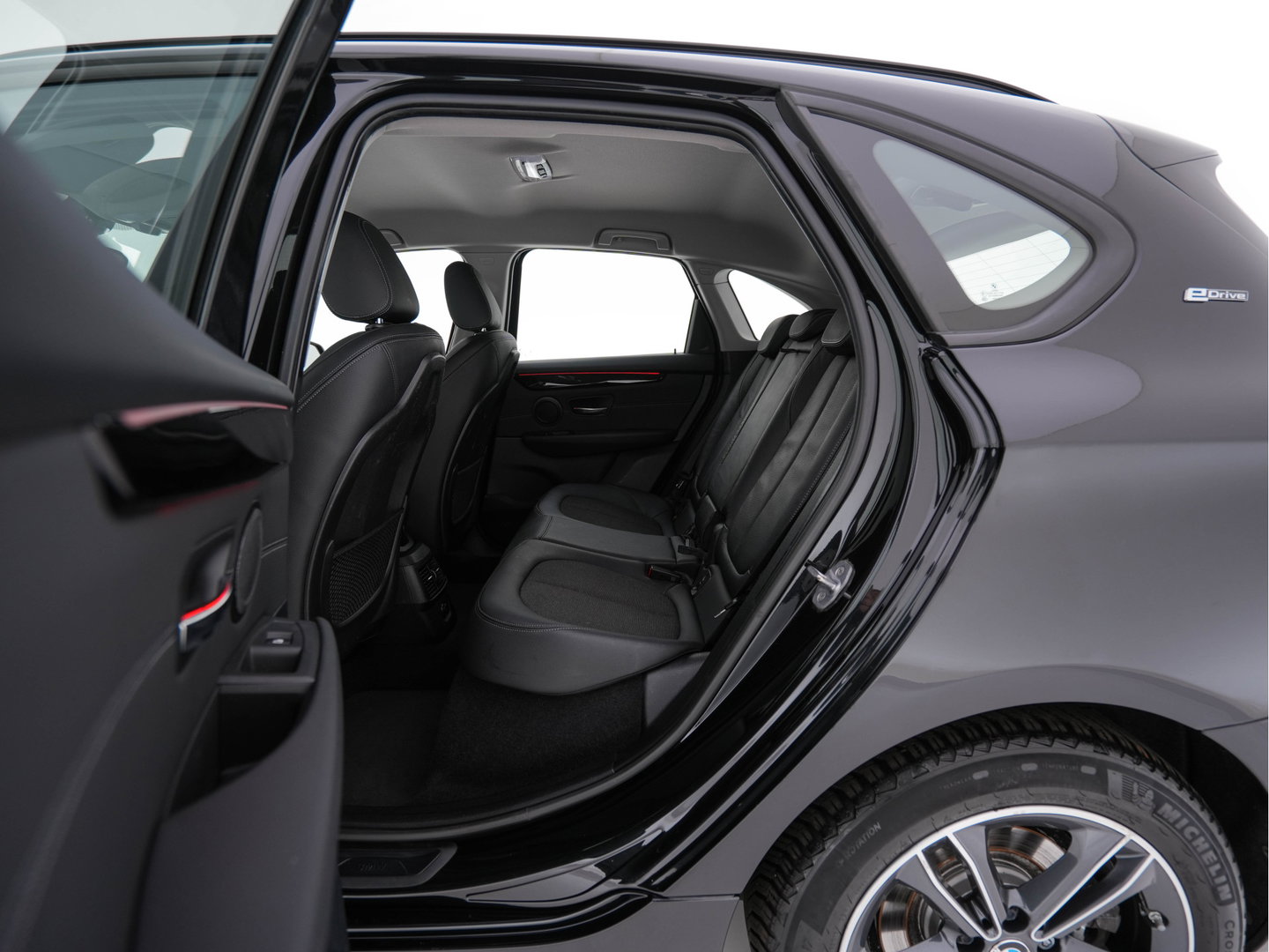 BMW 2 Serie Active Tourer 225xe iPerformance Saphir Edition {SOH-84%} Aut. *LEATHER | HEAD-UP | FULL-LED | HEATED-SPORTSEATS | CAMERA | NAVI-FULLMAP | PRIVACY-GLASS | ECC | PDC | 17''ALU*