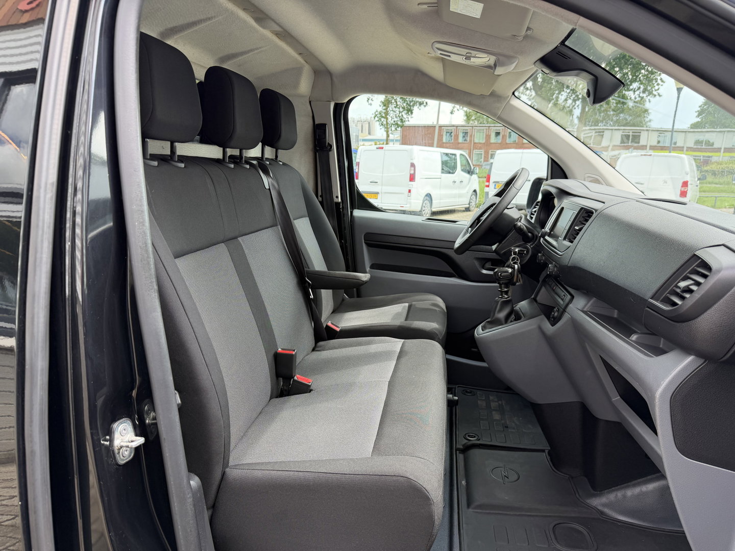 Opel Vivaro 2.0 CDTI 145pk L3H1 Edition / vaste prijs rijklaar € 15.950 ex / lease vanaf € / euro 6 / bpm vrij / imperial / trekhaak / airco / cruise / navi / camera