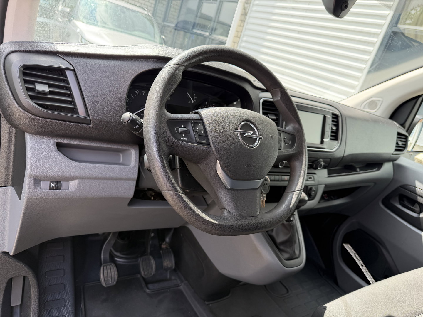 Opel Vivaro 2.0 CDTI 145pk L3H1 Edition / vaste prijs rijklaar € 15.950 ex / lease vanaf € / euro 6 / bpm vrij / imperial / trekhaak / airco / cruise / navi / camera