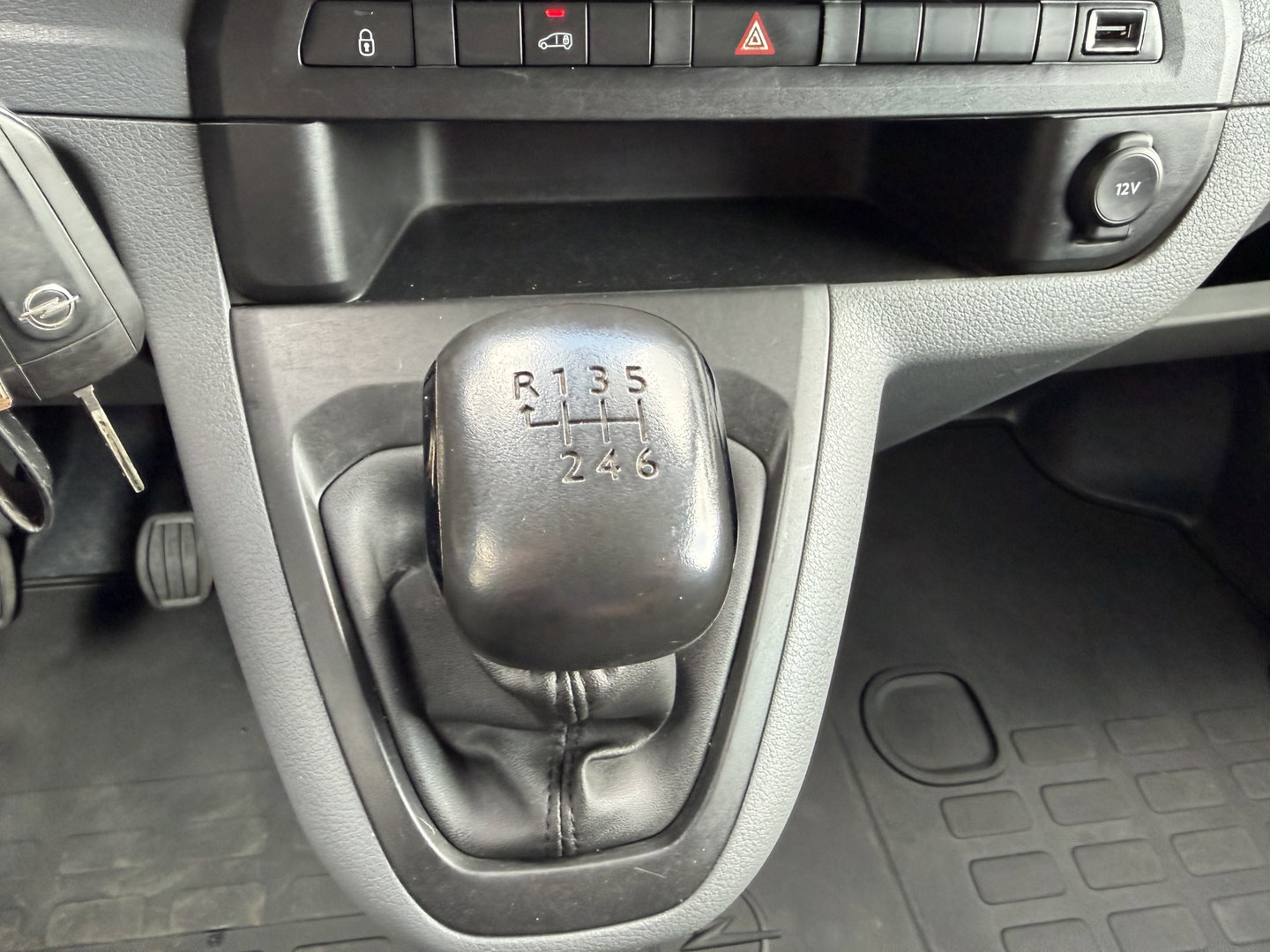 Opel Vivaro 2.0 CDTI 145pk L3H1 Edition / vaste prijs rijklaar € 15.950 ex / lease vanaf € / euro 6 / bpm vrij / imperial / trekhaak / airco / cruise / navi / camera