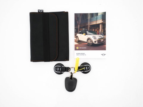 MINI Electric Yours 33 kWh [ 3-Fase-11kW ] {SoH-97%} (INCL-BTW) Aut. *HEATPUMP | PANO | LEATHER | DIGI-COCKPIT | HEAD-UP | FULL-LED | NAVI-FULLMAP | HEATED-SPORTSEATS | DAB | CRUISE | HARMAN/KARDON | CAMERA | KEYLESS | AMBIENTLIGHT | 17"ALU*
