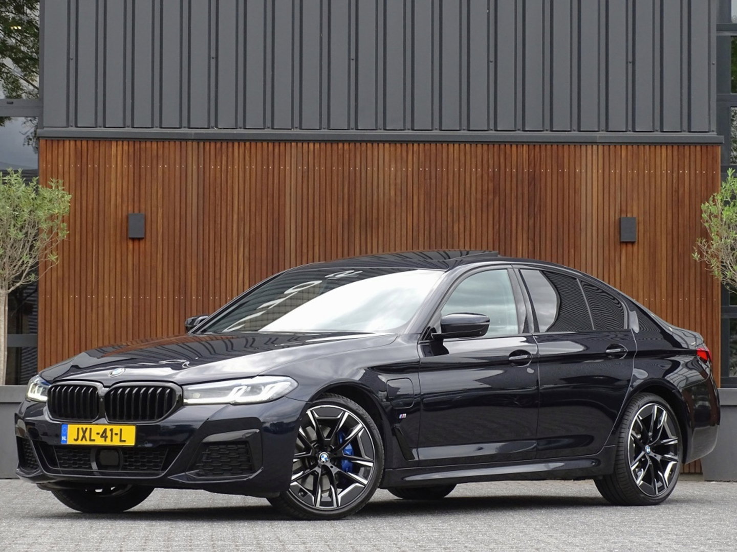 BMW 5 Serie 530e 292PK M-Sport / M- Individual / alcantara / 360° / Laser