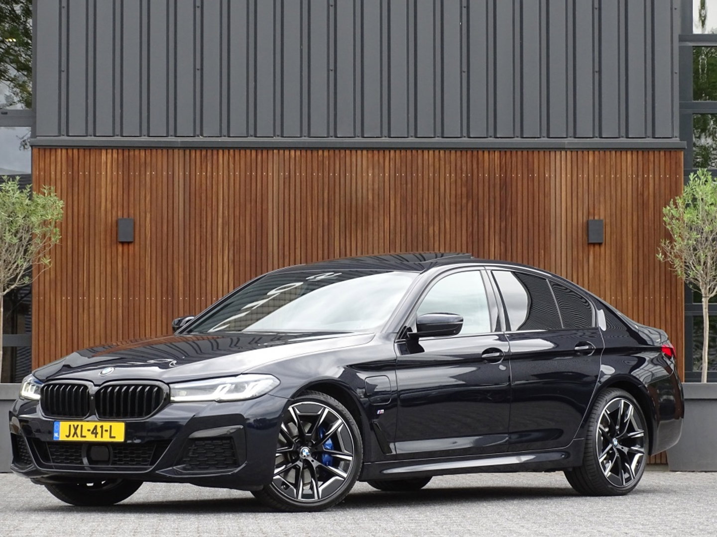 BMW 5 Serie 530e 292PK M-Sport / M- Individual / alcantara / 360° / Laser