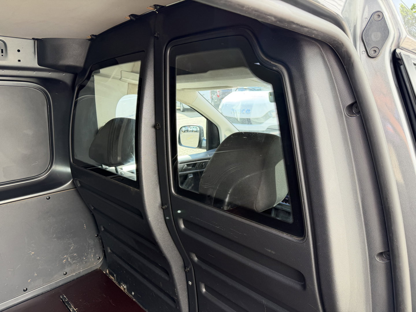 Volkswagen Caddy 2.0 TDI L2H1 BMT Maxi Comfortline / vaste prijs rijklaar € 14.950 ex btw / special edtion! / airco / grijs metallic / navigatie / 18 inch wielen / spoiler / euro 6 / bpm vrij