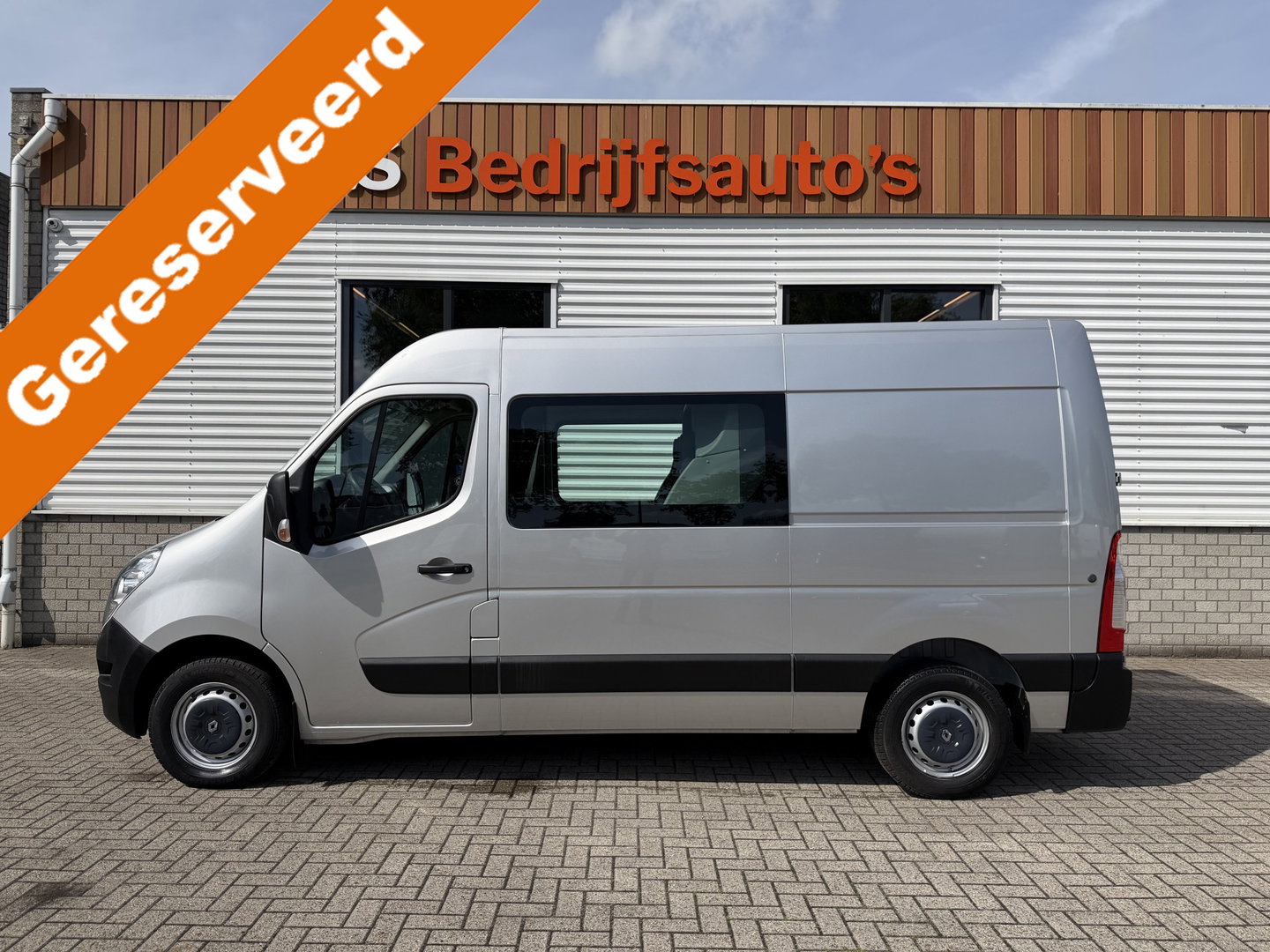 Renault Master T35 2.3 dCi 130pk L2H2 bpm vrij / euro 6 diesel / vaste prijs rijklaar € 19.950 ex btw / DC 7 persoons / zilver metallic / trekhaak 2500 kg / airco / cruise / navigatie