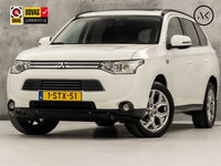 Mitsubishi Outlander - 2.0 PHEV Deluxe 203Pk Automaat (SCHUIFDAK, NAVIGATIE, CAMERA, LEDER, ELEK SPORTSTOELEN, STOELVERWARMING, KEYLESS, TREKHAAK, ELEK ACHTERKLEP, GETINT GLAS, NIEUWSTAAT)