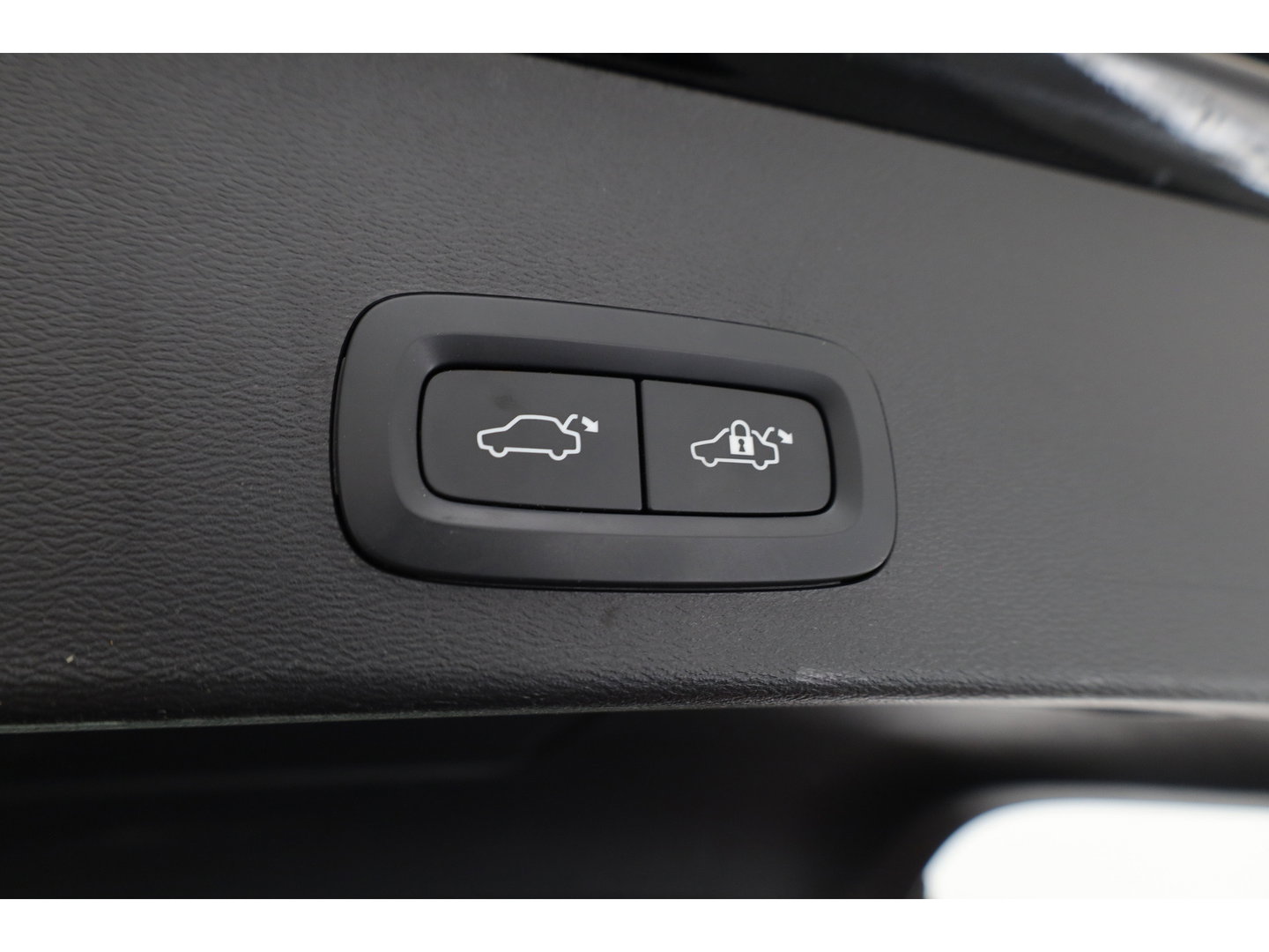Volvo XC40 1.5 T4 Plug-in hybrid Plus Bright | Facelift | SOH 94 % | Elek. stoelen | Stoel & stuurverw. | CarPlay | H&K |