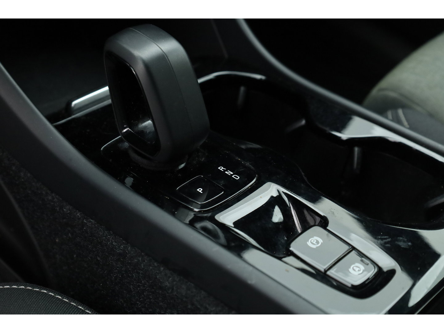 Volvo XC40 1.5 T4 Plug-in hybrid Plus Bright | Facelift | SOH 94 % | Elek. stoelen | Stoel & stuurverw. | CarPlay | H&K |