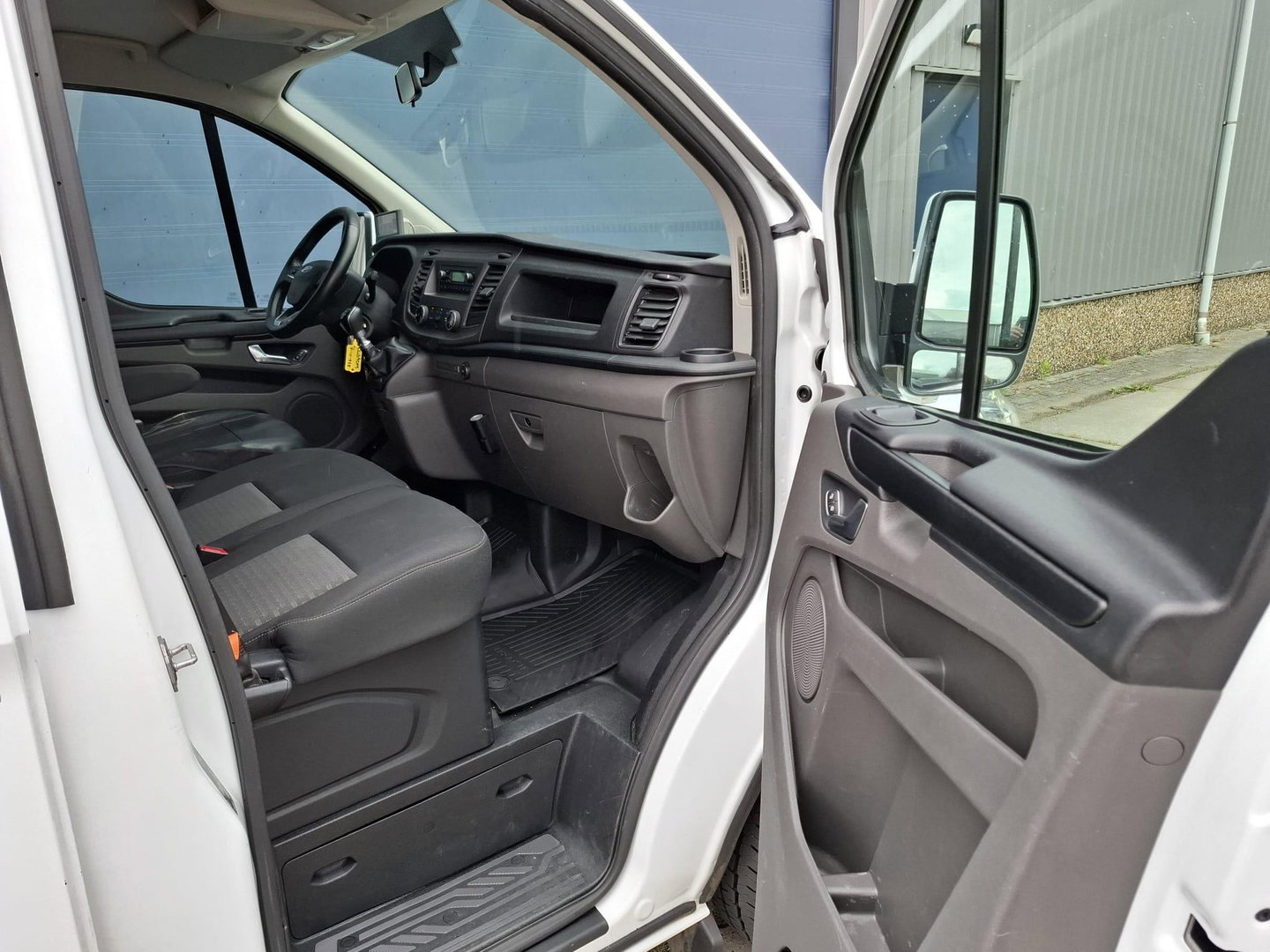 Ford Transit Custom 340 2.0 TDCI L1H1 Ambiente AIRCO / CRUISE CONTROLE / 3 ZITS / TREKHAAK / EURO 6