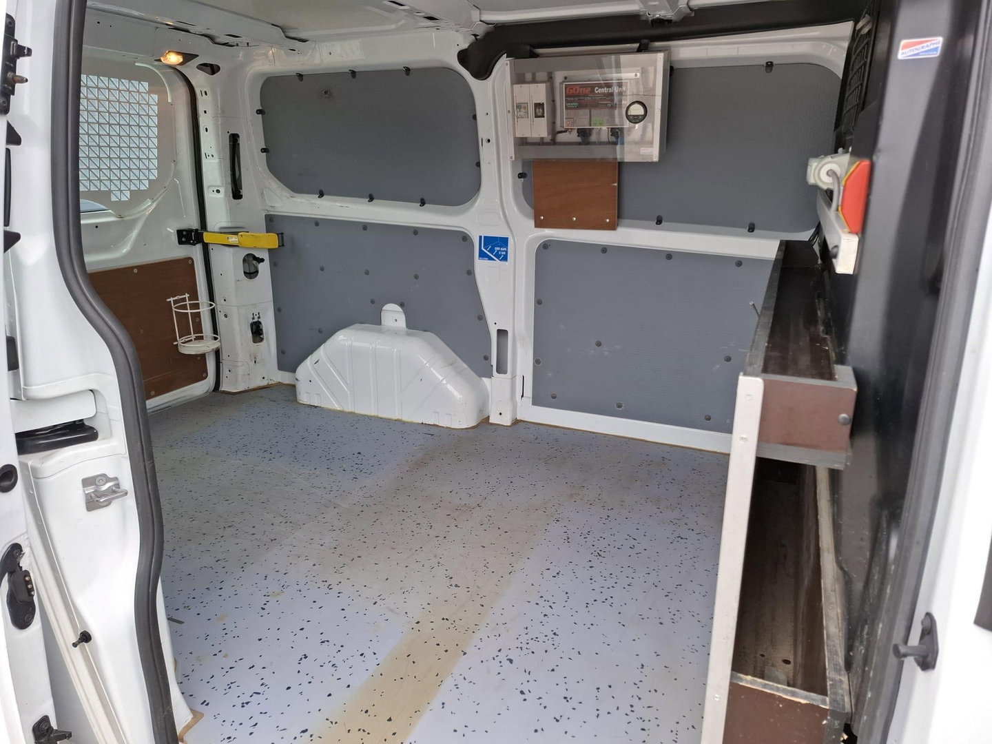 Ford Transit Custom 340 2.0 TDCI L1H1 Ambiente AIRCO / CRUISE CONTROLE / 3 ZITS / TREKHAAK / EURO 6