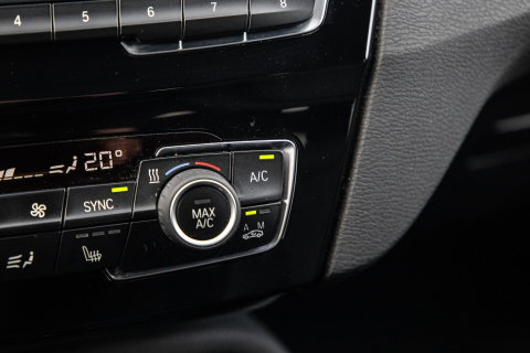 BMW X1 xDrive25e Executive X CAMERA / CARPLAY / HEAD UP DISPLAY / LEDER / LED / CRUISE CONTROLE / STOELVERWARMING