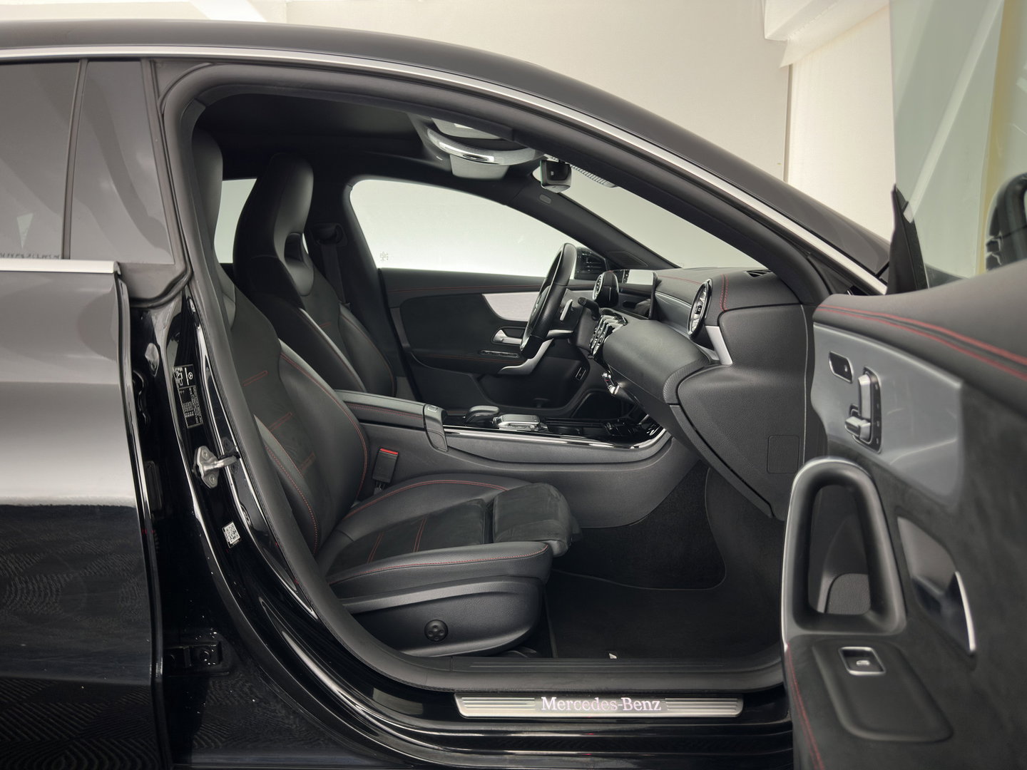 Mercedes-Benz CLA-Klasse Shooting Brake 200 Business Solution AMG (INCL-BTW) Aut. *PANO | LEATHER-MICROFIBRE | MULTIBEAM | MEMORY-PACK | AMBIENTLIGHT | HEATED-SPORTSEATS | WIDESCREEN-DIGICOCKPIT | DAB+ | NAVI-FULLMAP | CAMERA | PRIVACYGLASS | 18''ALU*