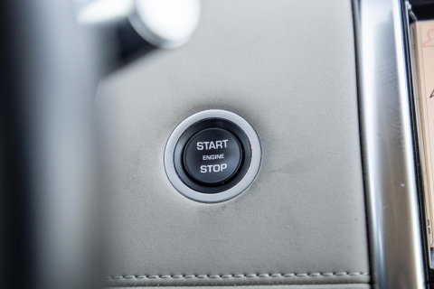Land Rover Discovery Sport P300e 1.5 SE CARPLAY / TREKHAAK / CREME LEDER / DEALER ONDERHOUDEN / 360 CAMERA