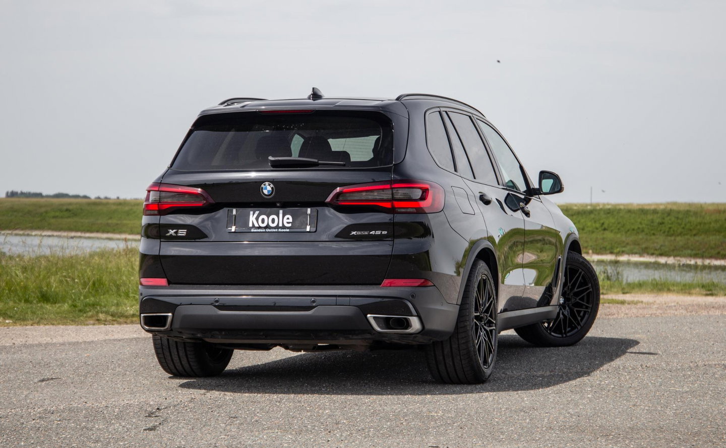 BMW X5 xDrive45e Executive CARPLAY / CAMERA / DEALER ONDERHOUDEN / LEER / STOELVERWARMING / BLACK ON BLACK